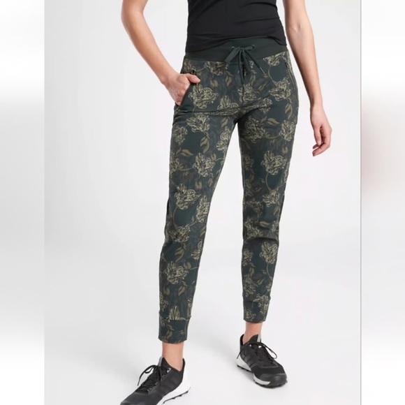 Athleta Pants - Athleta Trekkie North Printed Jogger Pants Black Floral Size 10